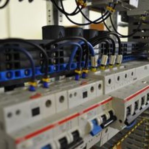 Servizi verticali di manutenzione impianti elettrici Bologna