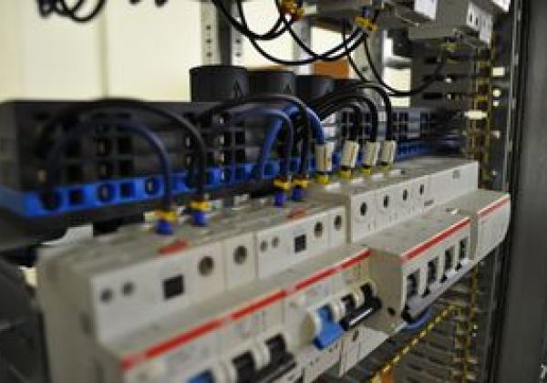 Servizi verticali di manutenzione impianti elettrici Bologna