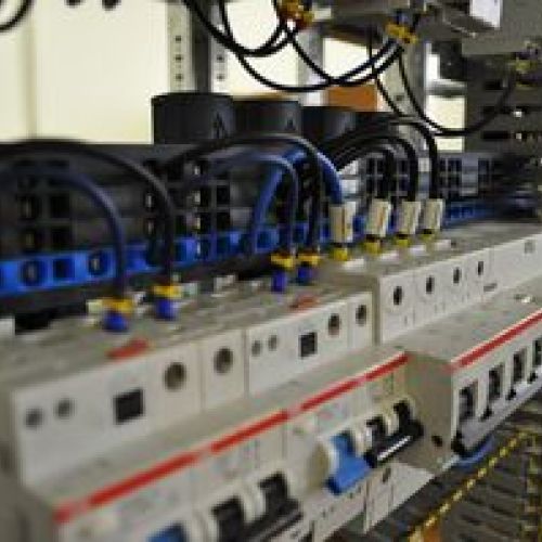 Servizi verticali di manutenzione impianti elettrici Bologna